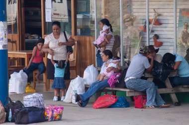Darien Eyaleti, Panama. 07-18-2019. Yerli göçmenler Darien Eyaleti, Panama, Orta Amerika 'da ulaşımı bekliyorlar.,