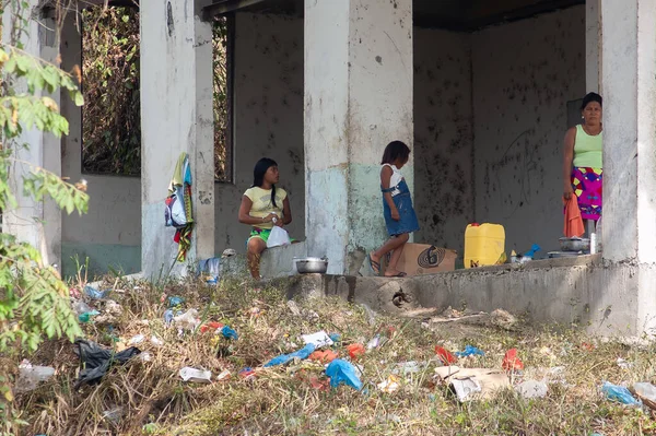 Darien Eyaleti, Panama. 07-18-2019. Yerli göçmen kadınlar Darien Eyaleti, Panama, Orta Amerika 'da ulaşımı bekliyorlar.,