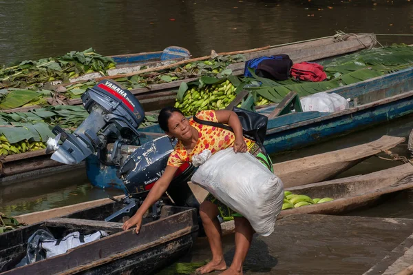 Darien Eyaleti, Panama. 07-18-2019. Yerli göçmen kadın Darien Eyaleti, Panama, Orta Amerika 'da tekne ile yiyecek almak için markete gitti.,