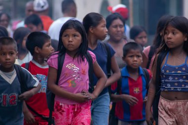 Darien Eyaleti, Panama. 07-18-2019. Yaviza 'daki yerli göçmenler Darien Eyaleti, Panama, Orta Amerika' da ulaşımı bekliyorlar..