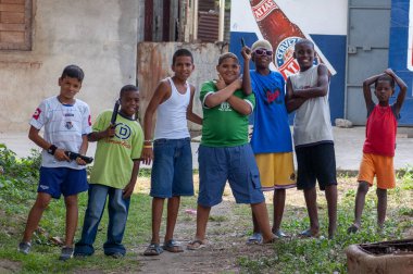 Darien Eyaleti, Panama. 07-18-2019. Yaviza sokaklarında toplanıp Darien Eyaleti, Panama, Orta Amerika 'da iyi vakit geçirmek için sahte silahları olan yerli ergenler.,