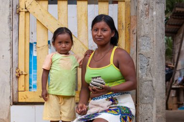 Darien Eyaleti, Panama. 07-18-2019. Orta Amerika, Panama 'nın Darien Eyaleti Yaviza' daki yerli anne ve kızının portresi.