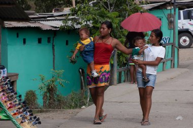 Darien Eyaleti, Panama. 07-18-2019. Orta Amerika, Panama 'nın Darien Eyaleti Yaviza' da çocuklarıyla yürüyen iki yerli kadın.,