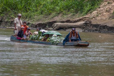 Darien Eyaleti, Panama. 07-18-2019. Orta Amerika 'daki Panama' nın Darien ilindeki Yaviza 'ya tekneyle seyahat eden yerli göçmenler.,