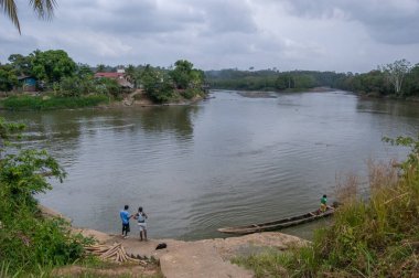 Darien Eyaleti, Panama. 07-18-2019. Darien ilindeki Yaviza nehrinin panoramik manzarası, Panama, Orta Amerika,