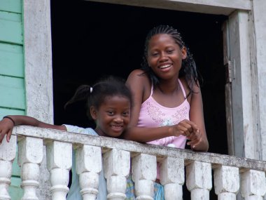 Darien Eyaleti, Panama. 07-18-2019. Afro-torun genç kız ve küçük kız kardeş Yaviza şehrindeki evlerinin balkonunda..