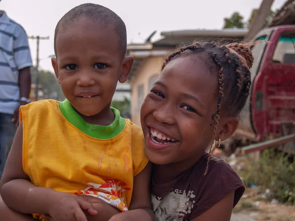 Darien Eyaleti, Panama. 07-18-2019. Darien Eyaleti, Panama, Orta Amerika 'da erkek kardeşi olan gülümseyen bir afro torun kızı portresi..