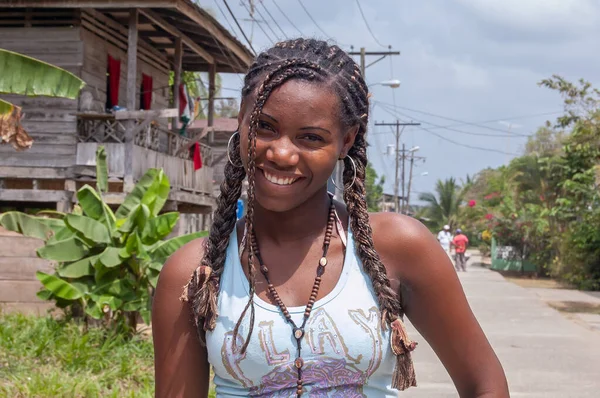 Darien Eyaleti, Panama. 07-18-2019. Darien Eyaleti, Panama, Orta Amerika 'da gülümseyen Afro kökenli genç kızların portresi.,