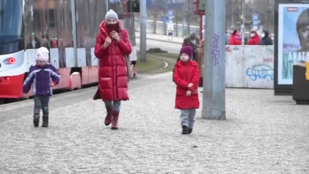Praga República Checa 2021 Madre Con Dos Hijos Caminando Junto — Vídeos de Stock
