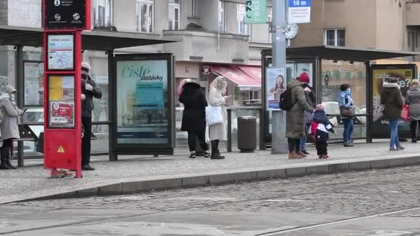 Prague République Tchèque 2021 Les Personnes Avec Masque Qui Attendent — Video