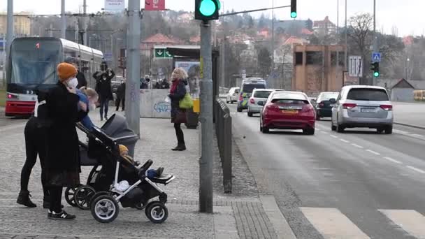 Praga Repubblica Ceca 2021 Persone Con Maschera Alla Stazione Hradcanska — Video Stock