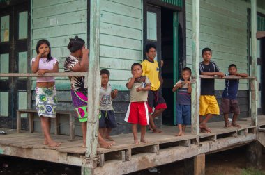 Darien Eyaleti, Panama. 07-18-2019. Yerli aile, Panama 'nın Darien ilindeki Yaviza' daki evlerinde toplandı.