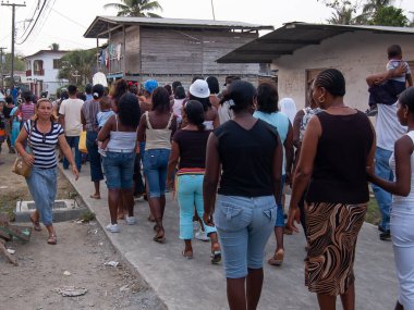 Darien Eyaleti, Panama. 07-18-2019. Yerli ve afro kökenli insanlar kutsal bir tören için Yaviza limanında toplandılar..