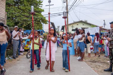 Darien Eyaleti, Panama. 07-18-2019. Yerli ve afro kökenli insanlar kutsal bir tören için Yaviza limanında toplandılar..