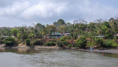 Darien Eyaleti, Panama. 07-18-2019. Yaviza limanını geçen nehir, Panama 'nın Darien Eyaleti' ndeki nehrin kıyısındaki yerli evlere bakıyor..