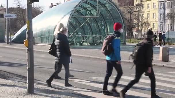 捷克共和国 布拉格 2021年12月3日 在布拉格市中心的Hradcanska地铁站 冬季寒冷的一天 蒙面的人们在等交通灯变绿 — 图库视频影像