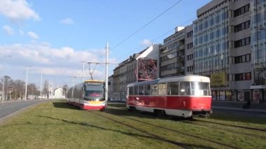 Prag, Çek Cumhuriyeti. 03-12-2021. Soğuk bir kış günü Prag şehir merkezindeki Hradcanska tramvay istasyonuna gelen yolcuları taşıyan tramvaylar. 