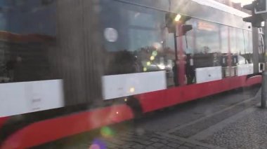 Prag, Çek Cumhuriyeti. 03-12-2021. Soğuk bir kış gününde Hradcanska istasyonunda tramvay raylarından maskeli insanlar geçiyor..