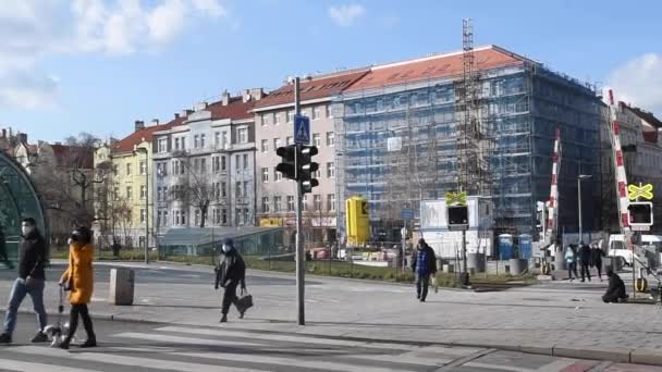 Πράγα Τσεχία 2021 Άτομα Μάσκα Διασχίζουν Τις Ράγες Του Τραμ — Αρχείο Βίντεο