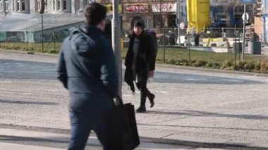 Prag, Çek Cumhuriyeti. 03-12-2021. Soğuk bir kış gününde maskeli bir çifti karşıdan karşıya geçerken gösteren bir kamera..