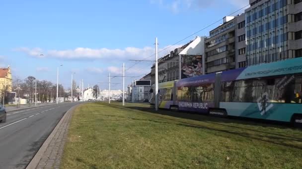 Praag Tsjechië 2021 Panoramisch Uitzicht Laan Een Tram Kruising Praag — Stockvideo