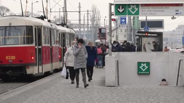 Praga Repubblica Ceca 2021 Gente Scende Dal Tram Cammina Prendere — Video Stock