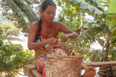 Darien Eyaleti, Panama. 07-18-2019. Panama, Orta Amerika 'da turistlere satmak için sanat eseri üreten yerli bir kadın.,