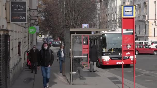 チェコ共和国プラハ 2021 マスクを持つ人々は冬の日にプラハのHradcanskaバス停留所でバス131から降りています — ストック動画