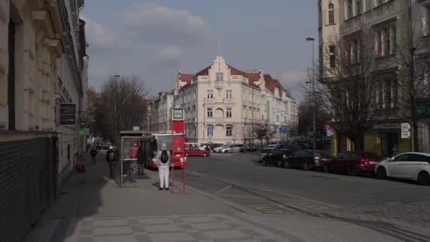 Praha Republik Ceko 2021 Panning Orang Dengan Topeng Selama Kedatangan — Stok Video