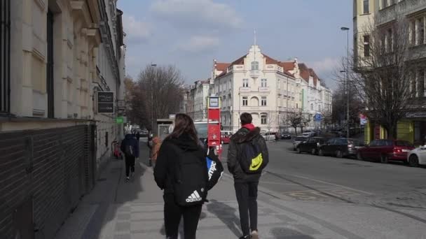 捷克共和国 布拉格 2021 戴面具的人们正在等待131路公共汽车在布拉格的Hradcanska巴士站为登顶打开车门 — 图库视频影像