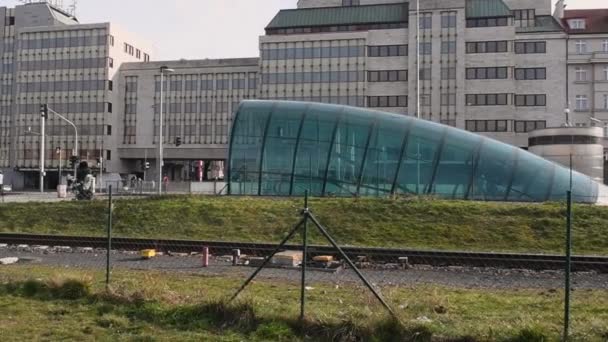 프라하 2021 프라하 공산주의 지역의 한건물을 전망하면서 지하철역 입구의 — 비디오