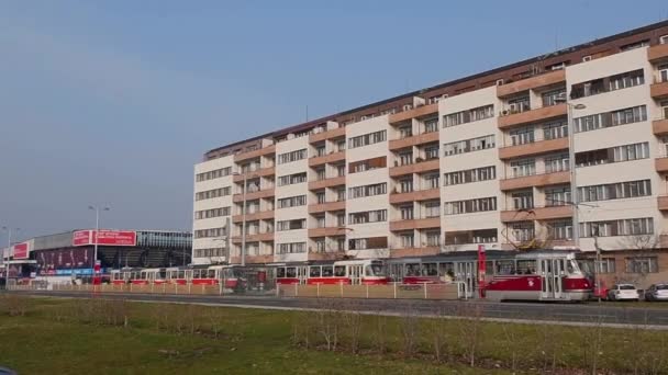 Прага Чехия 2021 Обработка Коммунистического Здания Панелака После Трамвая Видом — стоковое видео