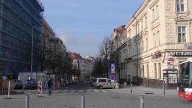 Prag, Çek Cumhuriyeti. 01-15-2021. 131 numaralı otobüs Prag şehir merkezindeki caddenin köşesinde..
