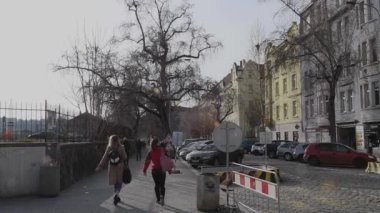 Prag, Çek Cumhuriyeti. 01-15-2021. Prag 'ın şehir merkezindeki sokaklarda yürüyen insanlar tipik eski binaları görüyorlar.. 