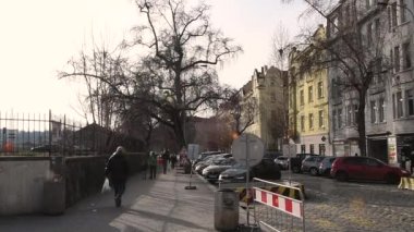 rague, Çek Cumhuriyeti. 01-15-2021. Prag 'ın merkezindeki eski binada tek bacaklı engelli bir adam sokaklarda yürüyor..