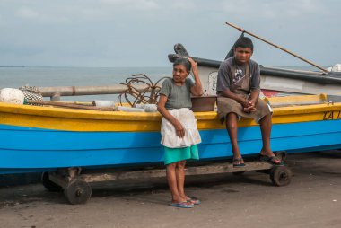 La Libertad, El Salvador. 11-18-2019. Çocuklar La Libertad limanı manzaralı denizde oynuyorlar..