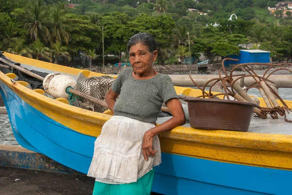 La Libertad, El Salvador. 11-18-2019. El Salvador 'daki La libertad limanında çalışan yaşlı bir kadının portresi..