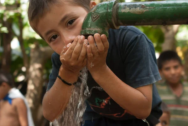 Либертад Сальвадор 2019 Портрет Мальчика Пьющего Воду Счета Улицах Либертад — стоковое фото
