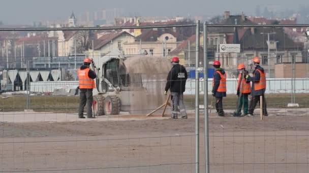 Praag Tsjechië 2021 Zicht Een Bouwplaats Met Arbeiders Zand Verwijderen — Stockvideo