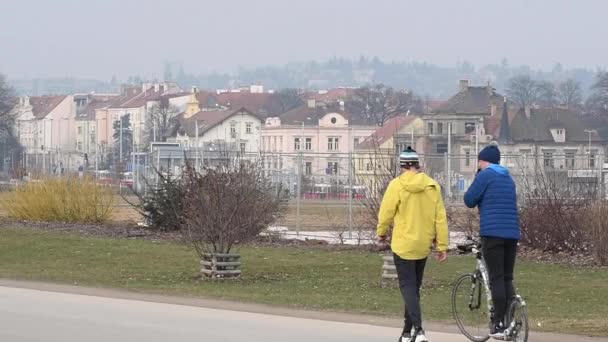 Prague République Tchèque 2021 Homme Marche Avec Scooter Parlent Dans — Video