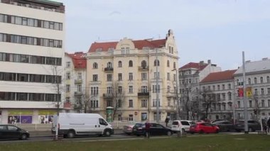 Prag, Çek Cumhuriyeti. 01-15-2021. Prag 6 'daki trafik ışıklarında yeşil ışığın yanmasını bekleyen arabalarla dolu bir cadde otobüsünün görüntüsü..