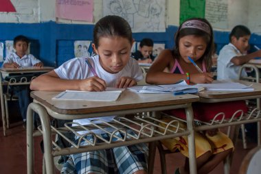 Suchitoto, El Salvador. 03-18-2019. Suchitoto 'nun eski kasabasında ders sırasında okulda am sınavı olan çocuklar..