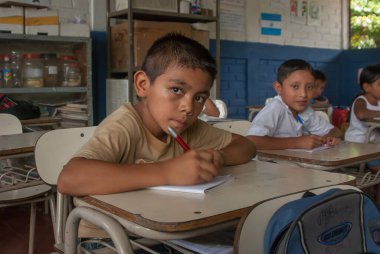 Suchitoto, El Salvador. 03-18-2019. Suchitoto 'nun eski kasabasındaki sınıfta yazan bir çocuğun portresi..