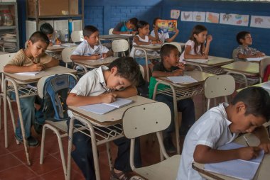 Suchitoto, El Salvador. 03-18-2019. Suchitoto 'nun eski kasabasında ders sırasında okulda am sınavı olan çocuklar..