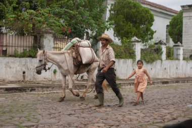 Suchitoto, El Salvador. 03-18-2019. İşçi ve baba kızıyla ve atıyla Suchitoto 'da yürüyor..