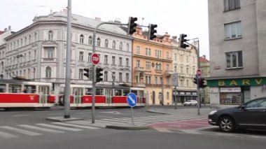 Prag, Çek Cumhuriyeti. 01-15-2021. Prag 7 'de tarihi binaları olan bir tünel var..
