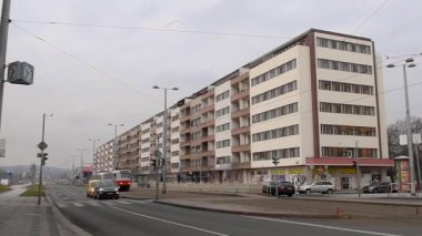 Prag, Çek Cumhuriyeti. 01-15-2021. Prag 'ın merkezinde tramvay geçidi olan komünist panelak binasının panoramik görüntüsü.
