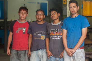 San Salvador, El Salvador. 03-22-2019. San Salvador 'daki Poligono de Don Bosco' da sanat icra eden genç erkeklerin portresi..