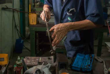 San Salvador, El Salvador. 03-22-2019. San Salvador 'daki Poligono de Don Bosco' da genç bir erkeğin sanatını icra edişini ve etkinliklerini yakından takip edin..