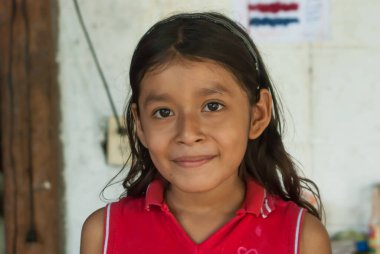 Suchitoto, El Salvador. 03-21-2019. Suchitoto 'da okula giden genç bir kızın portresi..